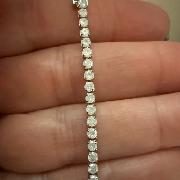 NEW Pretty Bird Jewelry Cubic Zirconia Tennis Bracelet- Sparkling White 7” - Picture 4 of 9